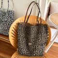 Borsa tote leopardata in tela capiente con placchetta logo in metallo dorato - Leopardo Marrone