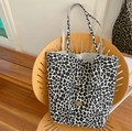 Borsa tote in tela leopardata bianca e nera con doppi manici ed etichetta fatta a mano - Borsa Tote Reversibile / Stampa Leopardata Bianca