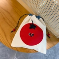 Canvas-Beutel mit Kordelzug, Tomaten-Stickerei und blauem Stoffrand-Detail - Perlen Tomate Kordelzugbeutel / Gebrochenes Weiß