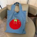 Blaue Jeans-Einkaufstasche mit rotem Tomaten-Stickmotiv auf hellem Denim-Stoff - Bestickte Tomate Denim Schultertasche / Hellblau