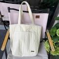 Schicke cremeweiße Plissee-Einkaufstasche mit großer Tasche und handgefertigtem Anhänger - Beige Gefalteter Stil