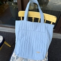 Hellblaue plissierte Tragetasche mit Schultergurten und handgefertigtem Etikett - Blau Falten-Stil