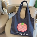 Dunkelblaue Jeans-Einkaufstasche mit rot-karierter Tomatenstickerei und weißem Schriftzug - Bestickte Tomate Weste Einkaufstasche / Dunkelblau