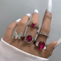 Set de cinco anillos plateados con gemas rojo rosa y un motivo de mariposa - Estilo de Mariposa con Diamantes de Imitación Rojo Rosa (25786-rosered)
