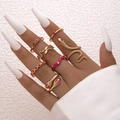 Ensemble de 7 bagues dorées vintage avec motif serpent et strass roses sur une main - Ensemble 7 Pièces Serpent Gemme Rose / Ensemble Or avec Gemme Rose (22493-rose red)