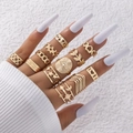 Nahaufnahme eines goldenen Ringsets mit Herz-, Stern- und Sonnenmotiven am Modell - Stern Mond Auge Gold 11er Set (22816-gold)