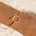 Vue détaillée du bracelet jonc ouvert doré oreilles de chat porté sur un poignet - Bague en Forme d'Oreille de Chat (6842-1-gold)