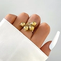 Anello dorato minimalista con quattro ciondoli sferici e finitura in metallo lucido - Anello Aperto con Ciondolo a Sfera Dorata (25218-gold)