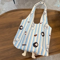 Blaue gestreifte Segeltuchtasche mit süßem Bären-Bäckerei-Print und 3D-Plüschfüßen - Allover-Druck Weißer Bär Mit 3D Beinen