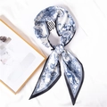 Zijden sjaal met blauw-wit Toile de Jouy-patroon en bosmotieven in een geknoopte stijl - Blauw / 14*150cm