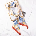 Pañuelo de seda amarillo con flores, tulipanes azules y bordes naranjas en forma de lazo - Rosa rojo