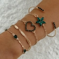 Détail d'un ensemble de 5 bracelets dorés avec pierres vertes et breloques cœur - Set de 5 Pièces Fleur Cœur Vert Or Gemme(23579-bra-green)