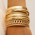 Set di bracciali dorati a catena e rigidi testurizzati indossati sul polso - Set multi-pezzo con catena cubana e texture a rilievo (28050-G) / Oro