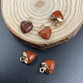 Set di cinque ciondoli a cuore in diaspro rosso con bordi dorati su base di legno - Pietra Arcobaleno