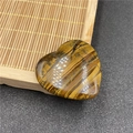Piedra natural de ojo de tigre tallada en forma de corazón con brillo sedoso - Ojo de tigre