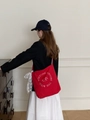 Dettaglio della borsa tote in tela rossa con ricamo bianco e fiocco in pizzo delicato - Borsa a Tracolla Rossa (Con Pizzo)