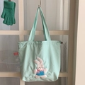 Borsa tote in tela verde menta con ricamo coniglietto 3D in peluche e chiusura a cordoncino - Ricamo Coniglio Verde