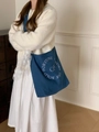 Borsa tote in tela blu scuro con scritte bianche per uno stile casual - Borsa a Tracolla in Denim Scuro