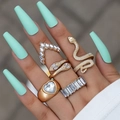 Set di 5 anelli dorati con design a serpente e diamanti sintetici a forma di cuore - Stile Cuore di Serpente con Gemma Bianca (19656-white)