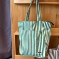 Dettaglio della borsa tote a righe verdi e bianche con etichetta handmade e tasca - A righe verdi e bianche