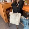 Detailansicht der Blumen-Stofftasche mit Rüschenrand und Bisket-Markenetikett - Rosa Blumen Rüschen Schultertasche