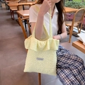 Sac fourre-tout jaune pâle en tissu gaufré avec bords volantés et étiquette stylée - Jaune