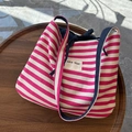 Borsa tote in tela a righe rosa e bianche con ricamo See You e finiture blu scuro - A Righe Rosa Fucsia