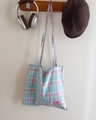 Sac fourre-tout à carreaux bleu et rose avec cordon de serrage et étiquette tissée - Sac Bandoulière à Carreaux Bleu Rose