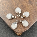 Juego de cinco colgantes ovalados de cuarzo transparente facetado con tapas de metal plateado - Jade blanco