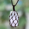 Pendentif en quartz rose naturel brut avec pochette en maille tissée à la main et cordon - Améthyste Claire
