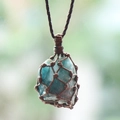 Pendentif filet fait main avec cristal bleu brut sur un collier en corde marron - Pierre de Sable Bleu