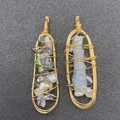 Colgante de perla de agua dulce barroca y cristal azul con envoltura de hilo dorado - Colgante de Tira Larga Envuelto en Alambre de Perlas