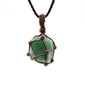 Pendentif filet fait main avec pierre brute verte naturelle et collier en cordon marron - Aventurine Verte