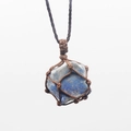 Collier artisanal en pierre bleue brute avec pendentif en filet de corde marron - Lapis-lazuli