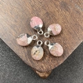 Set de cinco colgantes de piedra rosa ovalada facetada con cierres plateados - Rodonita