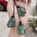 Pendentif en filet fait main avec cristal naturel vert et cordon tressé marron - Fluorite Verte