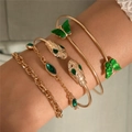 Set de quatre bracelets dorés avec pierre verte, motifs papillon et serpent - Ensemble Quatre Pièces Serpent Papillon (25737-gold)