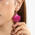 Pendientes de concha magenta con tachuelas de estrella de mar doradas en una modelo - Estilo Magenta Estrella de mar Vieira