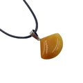 Ciondolo a ventaglio in pietra semipreziosa arancione con cordino nero e gancio argento - Topazio