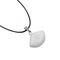 Collana minimalista con ciondolo in quarzo bianco a forma di ventaglio e cordoncino nero - Giada Bianca