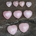 Set di pietre a cuore in quarzo rosa naturale di varie dimensioni su sfondo scuro - 15mm