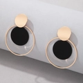 Juego de pendientes geométricos con aros de metal dorado y colgantes de discos negros - Negro
