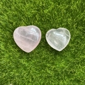 Cuori di quarzo rosa naturale e cristallo trasparente su un prato verde sintetico - 30MM