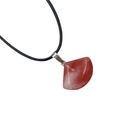 Collana con pietra rossa a forma di ventaglio con cordino nero e chiusura in argento - Rosso Anguria (Sintetico)