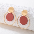 Pendientes geométricos dorados con un disco mate rojo ladrillo en un fino aro de alambre - Marrón Rojo