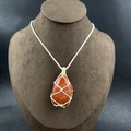 Collana con ciondolo in agata rossa grezza e cordoncino intrecciato su busto da gioielleria - Collana a Sacchetto in Rete di Pietra Grezza di Agata Rosso-Arancio (1 Pezzo)