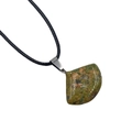 Ciondolo a ventaglio in pietra Unakite naturale con cordino nero minimalista - Unakite
