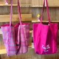 Borsa tote reversibile in tela con motivo a scacchi rosa-blu e finitura magenta tinta unita - Stile a Quadri Rosa