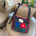 Borsa tote in denim blu scuro con ricamo floreale e toppa bianca con citazione - Borsa A Tracolla In Denim Con Ricami Floreali Ab