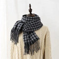 Sciarpa classica a quadri neri e grigi con lunghe frange in morbido tessuto simil-cashmere - Nero